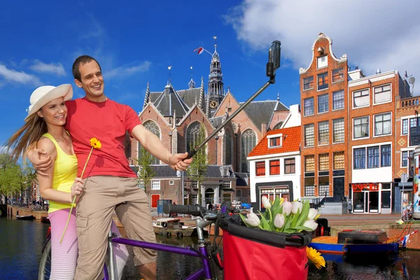 Paar nemen Selfie in Amsterdam, Nederland — Stockfoto