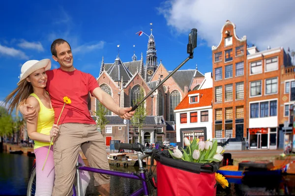 Paar nemen Selfie in Amsterdam, Nederland — Stockfoto