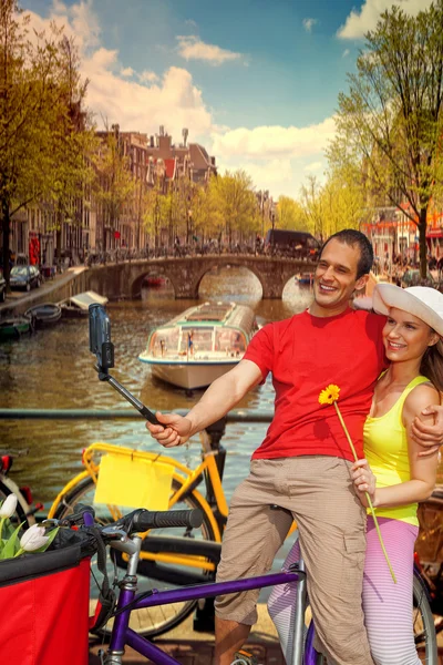 Ζευγάρι που αναλαμβάνει την Selfie στο Άμστερνταμ, Ολλανδία — Φωτογραφία Αρχείου