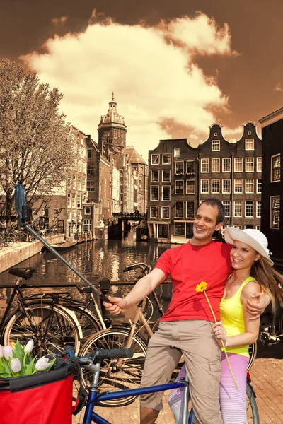 Paar nemen Selfie in Amsterdam, Nederland — Stockfoto