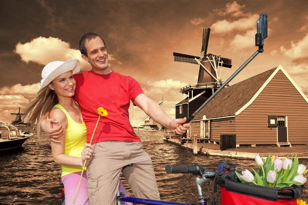 Couple prenant Selfie contre les moulins à vent à Zaanse Schans, Amsterdam — Photo
