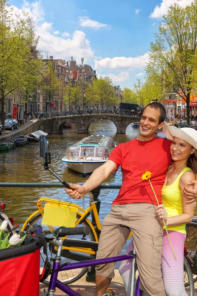 Pár vesz Selfie, Amszterdam, Hollandia Stock Fotó