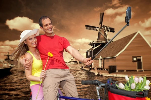 Pár figyelembe Selfie a Zaanse Schans, Amszterdam szélmalmok ellen Stock Kép