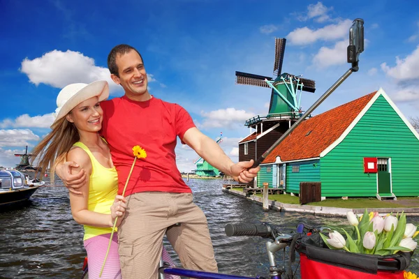 Pár figyelembe Selfie a Zaanse Schans, Amszterdam szélmalmok ellen Jogdíjmentes Stock Képek