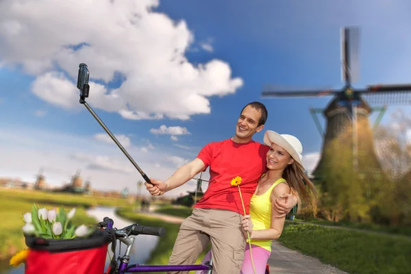 Pár figyelembe Selfie a Zaanse Schans, Amszterdam szélmalmok ellen Stock Fotó