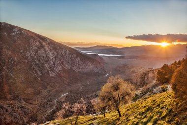 Şaşırtıcı günbatımı görünümünde Delphi, Yunanistan