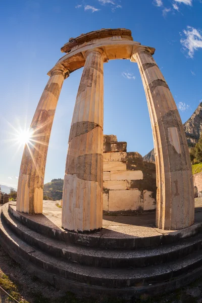 Delphi met de ruïnes van de tempel in Griekenland — Stockfoto