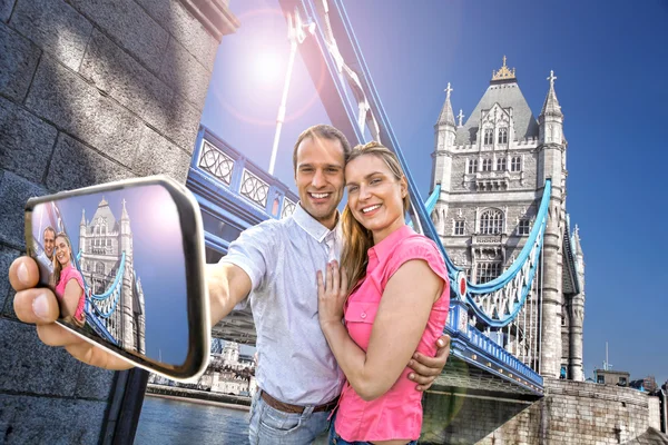Туристическая пара делает селфи против Тауэрского моста в Лондоне, Англия, Великобритания — стоковое фото