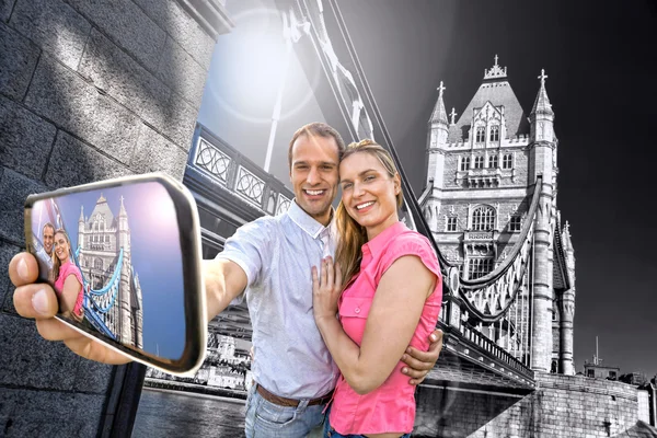 Touristenpaar macht Selfie gegen Tower Bridge in London, England, Großbritannien — Stockfoto