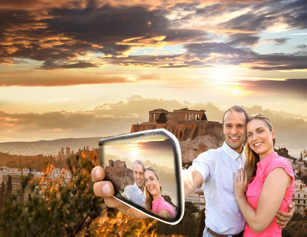 Paar macht Selfie gegen Parthenon-Tempel auf Akropolis in Athen, Griechenland — Stockfoto