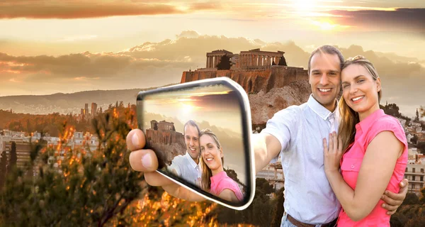 Couple prenant selfie contre temple du Parthénon sur Acropole à Athènes, Grèce — Photo