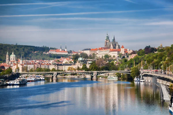 Prague Castle with  bridge  in Czech Republic — Stock Photo, Image