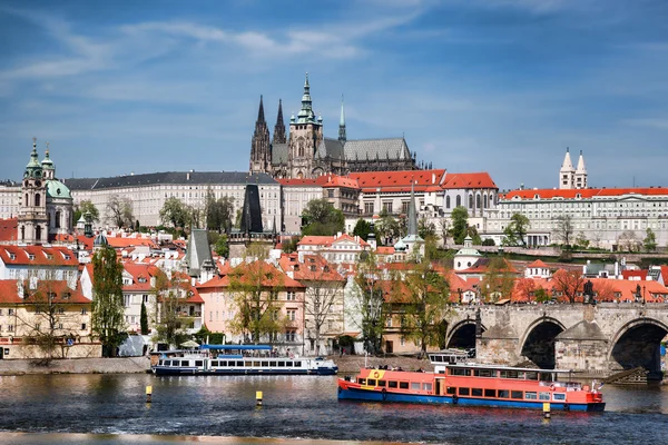 Praagse burcht met beroemde Karelsbrug in Tsjechië — Stockfoto