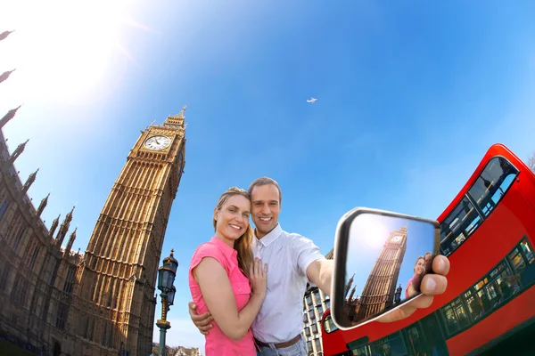 Turist çift alarak selfie Londra, İngiltere, İngiltere'de Big Ben karşı Stok Resim