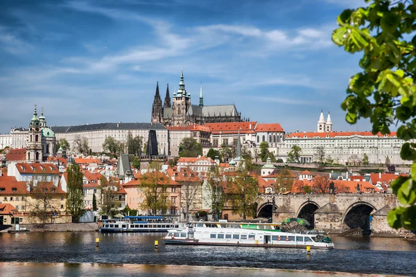 Prague Castle with famous Charles Bridge in Czech Republic — Stock Photo, Image