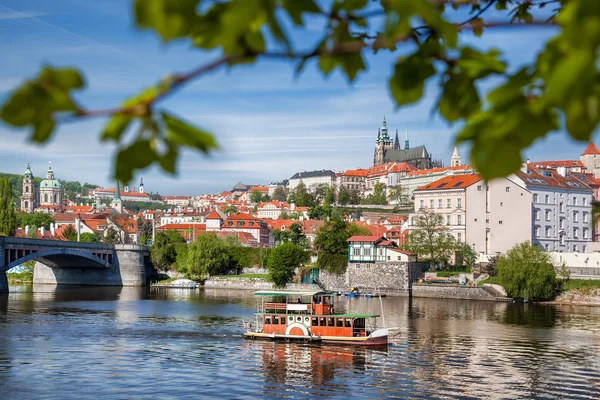 Prag Kalesi ile Çek Cumhuriyeti'nde köprü — Stok fotoğraf