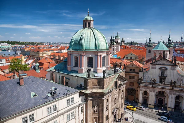 Praga com igrejas na República Checa — Fotografia de Stock