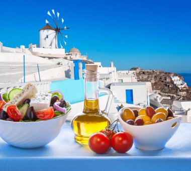 Oia köydeki yel değirmeni, Santorini Adası Yunanistan karşı Yunan salatası