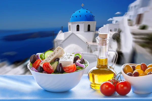 Griechischer salat in santorini insel in griechenland — Stockfoto