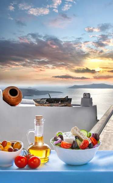 Řecký salát v ostrově Santorini v Řecku — Stock fotografie