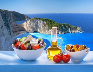 Navagio plaj Zakynthos, Yunanistan Yunan salatası ile