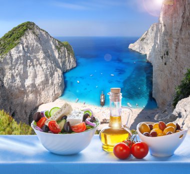  Navagio plaj Zakynthos, Yunanistan Yunan salatası ile