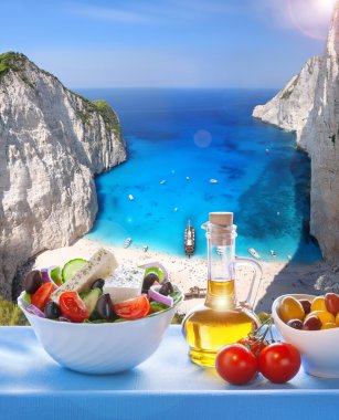 Navagio plaj Zakynthos, Yunanistan Yunan salatası ile
