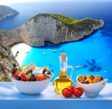  Navagio plaj Zakynthos, Yunanistan Yunan salatası ile