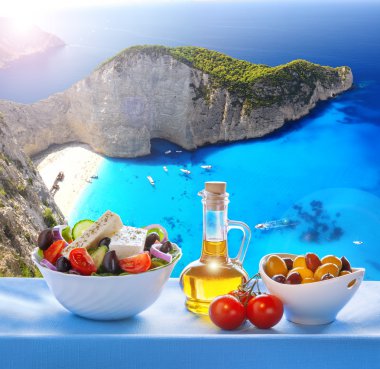  Navagio plaj Zakynthos, Yunanistan Yunan salatası ile