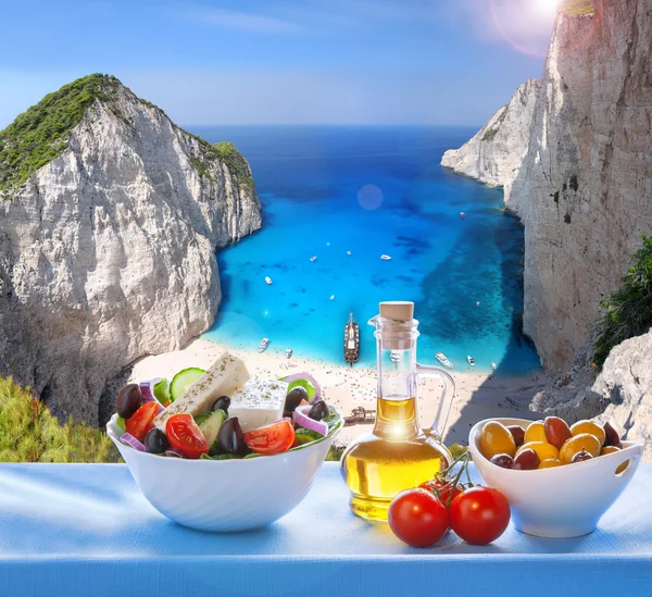 Navagio beach with Greek salad in Zakynthos, Greece — Stock Photo, Image
