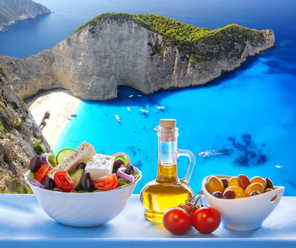 Plage Navagio avec salade grecque à Zakynthos, Grèce — Photo