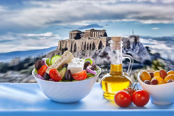 Acrópolis con ensalada griega en Atenas, Grecia — Foto de Stock