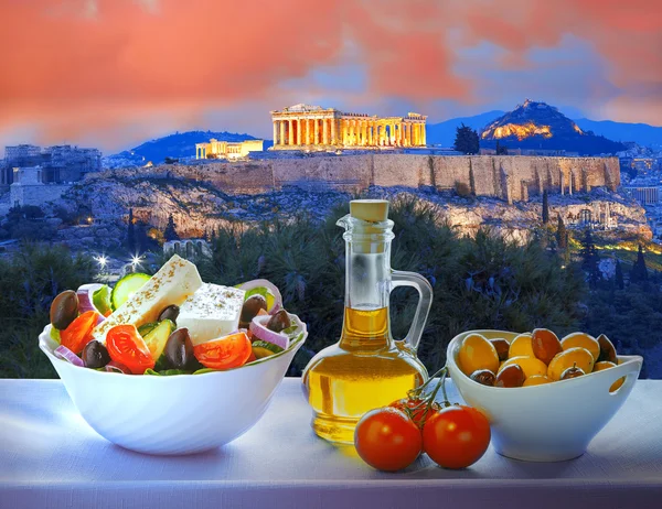 Ακρόπολη με χωριάτικη σαλάτα, ΑΘΗΝΑ, Ελλάδα — Φωτογραφία Αρχείου