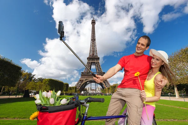 Leute machen Selfie vom Eiffelturm in Paris, Frankreich — Stockfoto