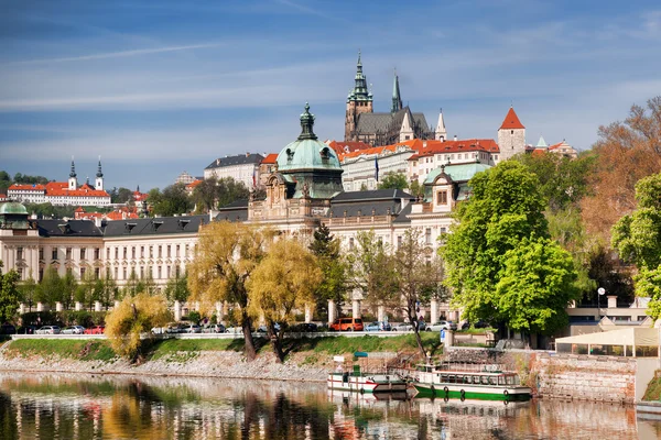 Praagse burcht met de rivier Vltava in Tsjechische Republiek — Stockfoto