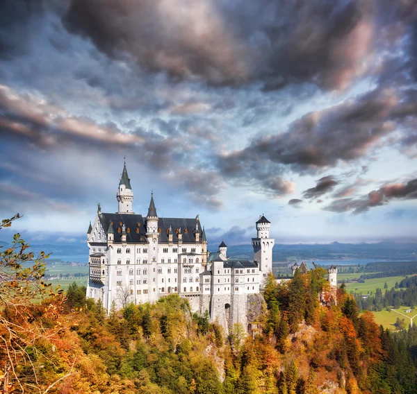 Berömda slottet Neuschwanstein i Bayern, Tyskland — Stockfoto