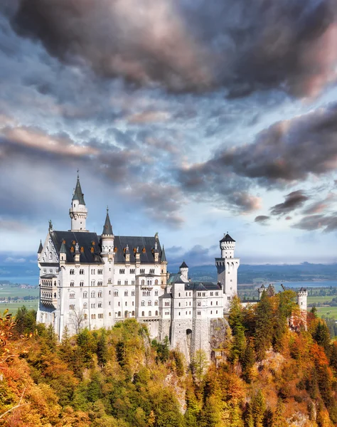 Famoso castillo Neuschwanstein en Baviera, Alemania — Foto de Stock