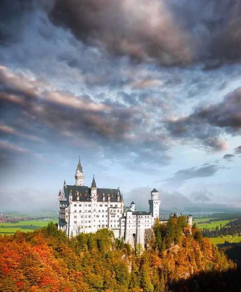 Famoso castillo Neuschwanstein en Baviera, Alemania — Foto de Stock