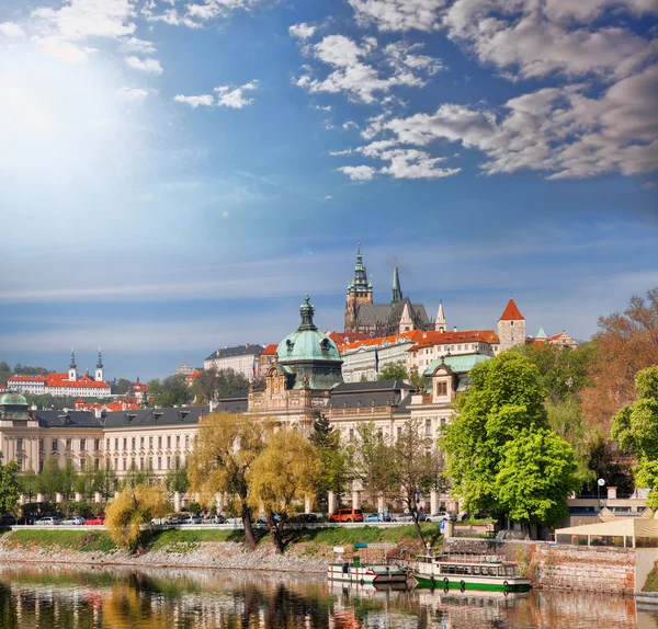 Κάστρο της Πράγας, με γέφυρα στην Τσεχική Δημοκρατία — Φωτογραφία Αρχείου