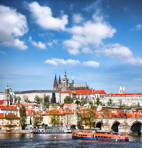 Пражский град со знаменитым Карловым мостом в Чехии — стоковое фото