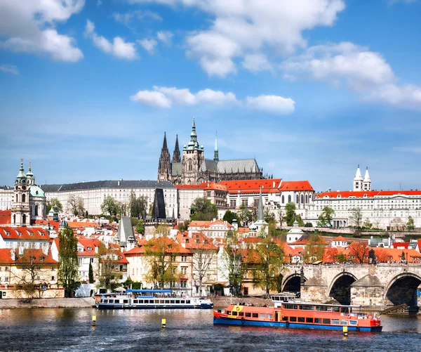 Castillo de Praga con el famoso Puente de Carlos en República Checa — Foto de Stock