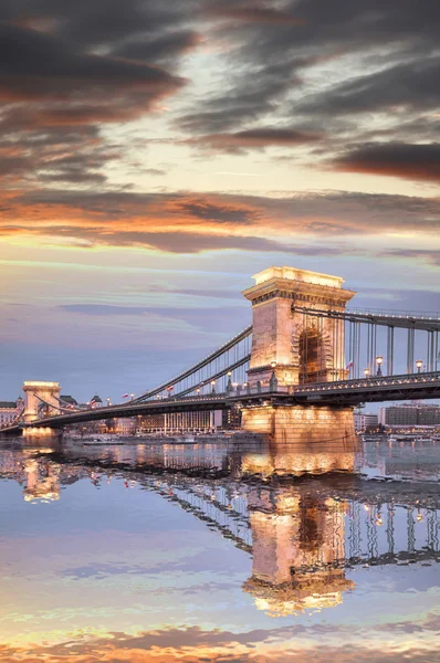 Hängbron i Budapest, Ungerns huvudstad staden — Stockfoto