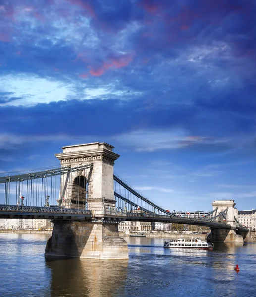 Chain Bridge in Boedapest, de hoofdstad stad van Hongarije — Stockfoto