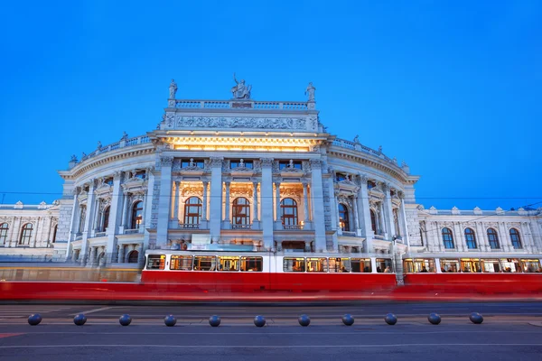 Slavný palác Burgtheater ve Vídni, Rakousko — Stock fotografie