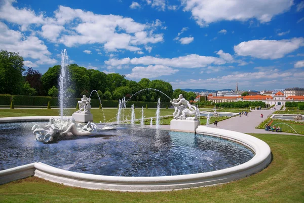 Бельведерский дворец с фонтанами в Вене, Австрия — стоковое фото