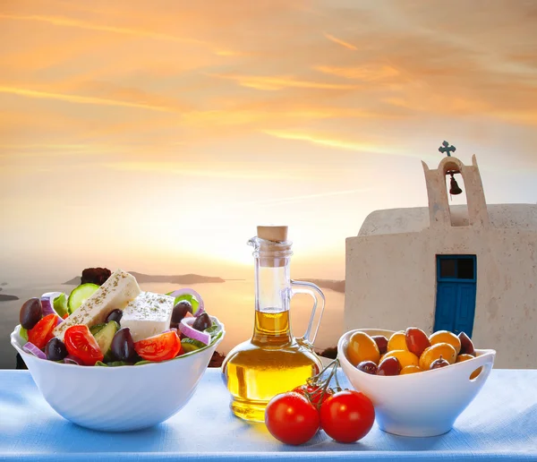 Grekisk sallad på ön Santorini i Grekland — Stockfoto