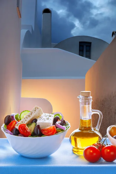 Sałatka grecka na wyspie Santorini w Grecji — Zdjęcie stockowe