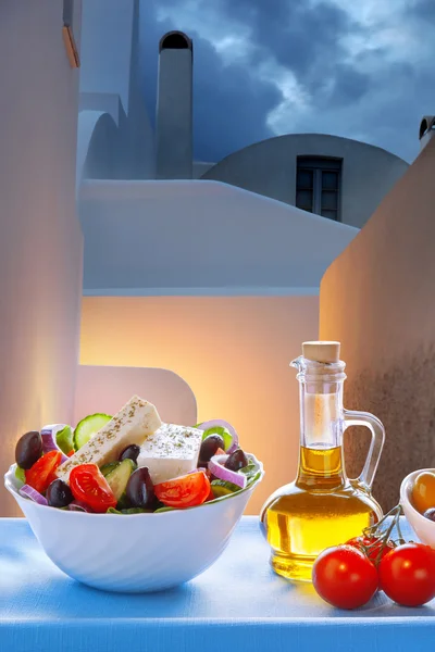 Griechischer salat auf der insel santorini in griechenland — Stockfoto