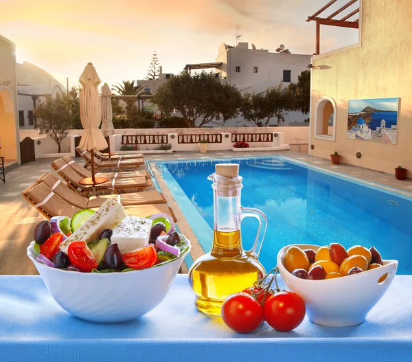 Greek salad on Santorini island in Greece — Stock Photo, Image