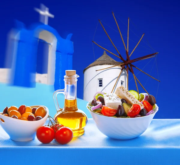 Salada grega na ilha de Santorini, na Grécia — Fotografia de Stock